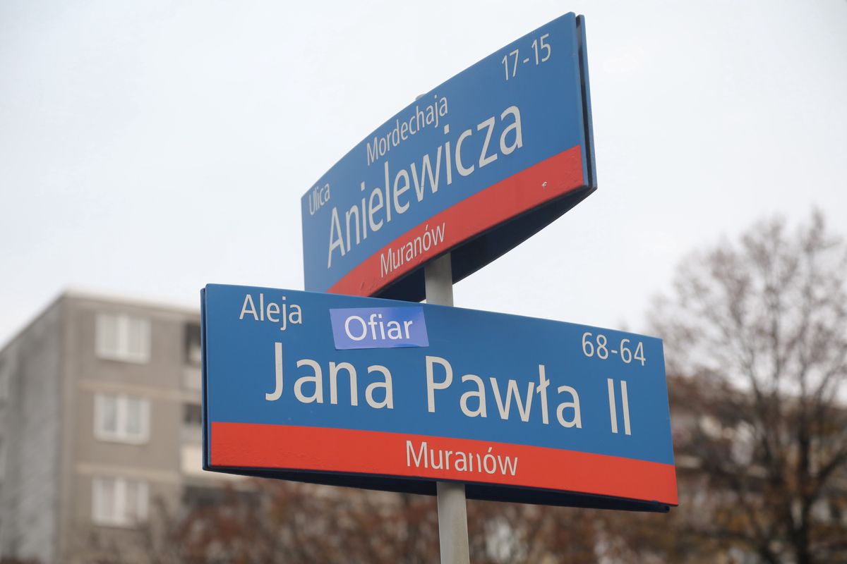 Warszawa. Pozmieniane nazwy ulic i budynków im. Jana Pawła II
