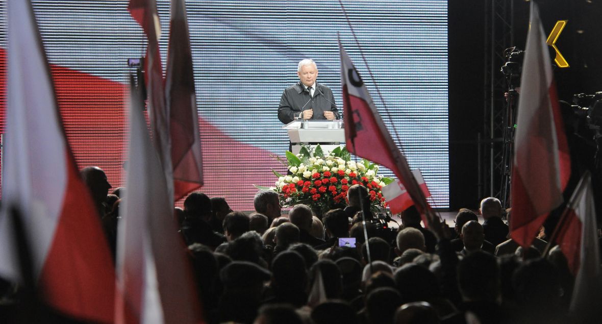 Jarosław Kaczyński przemawia do swoich zwolenników w 2015 r. 