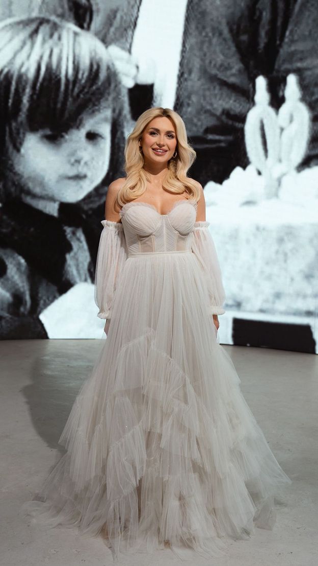 Wersow wyglądała w Paryżu jak prawdziwa IKONA MODY. Miała na sobie biżuterię wartą 800 tysięcy złotych (ZDJĘCIA)