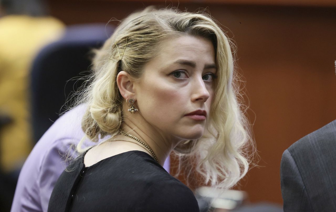 To tam liże rany. Amber Heard zaszyła się na pustyni