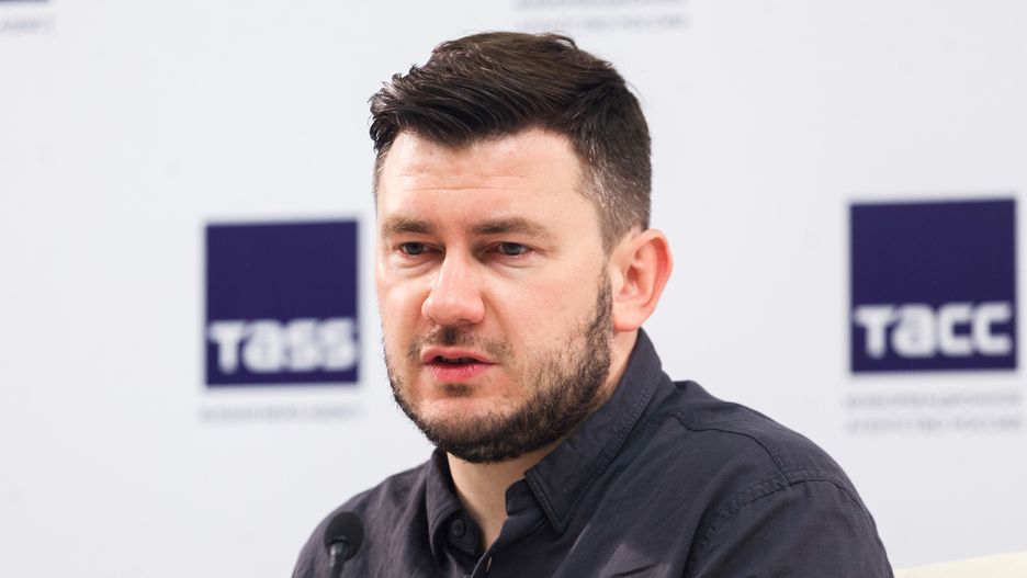 Dmitry Glukhovsky to angielska transliteracja nazwiska Dmitrija Głuchowskiego, którą posługuje się na okładkach swoich książek