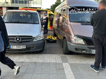 Mężczyzna zmarł między busami na parkingu przy Dworcu Zachodnim