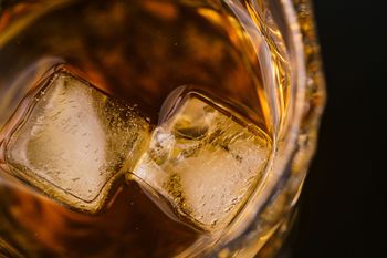 Najgorszy alkohol dla jelit. Proktolog mówi wprost
