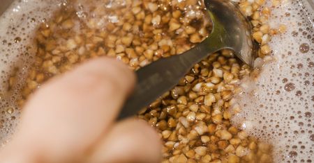 Nie tylko mniej soli. Te produkty mogą pomóc obniżyć ciśnienie