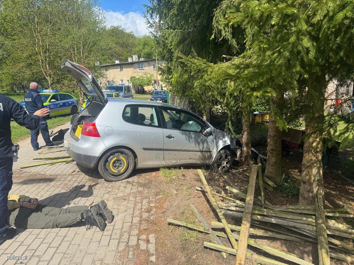 Podczas pościgu po włamaniu celowo zderzyli się z radiowozem.