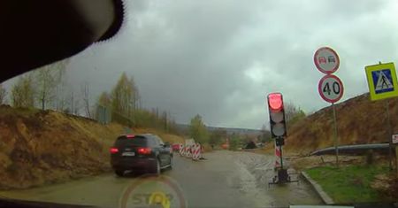 Stanął na czerwonym i nie mógł uwierzyć. Po prostu nagrywał dalej