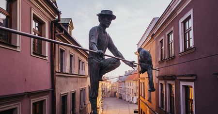 Figura Sztukmistrza na Starym Mieście będzie podświetlona za… 25 tys. złotych