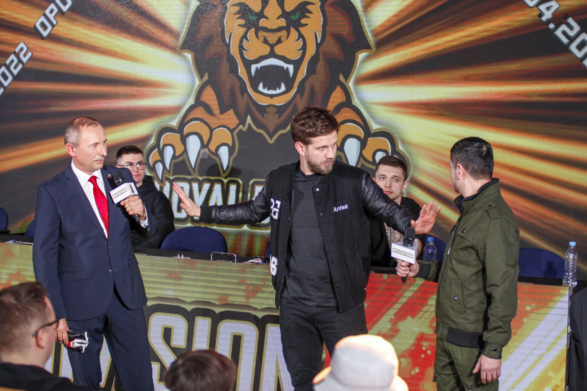Antek Królikowski na konferencji swojej federacji MMA