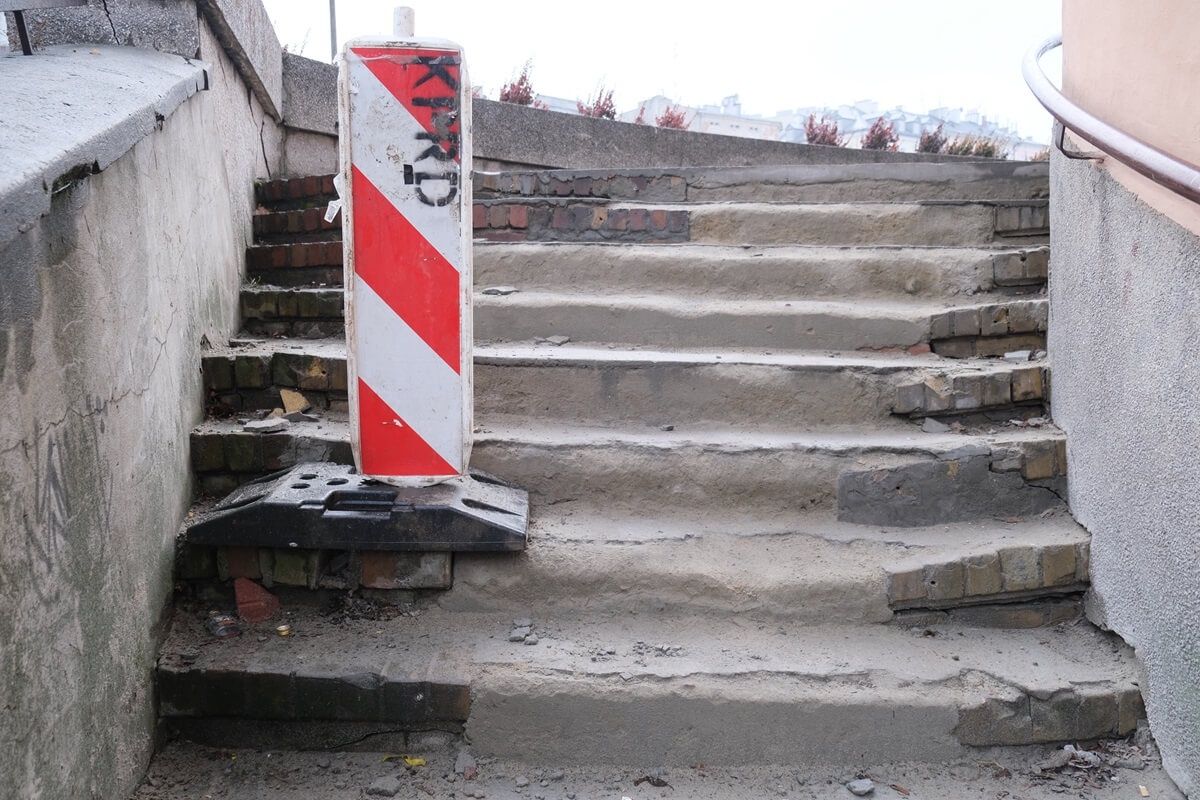 Tragiczny stan schodów u zbiegu ulic Staszica i Świętoduskiej w Lublinie