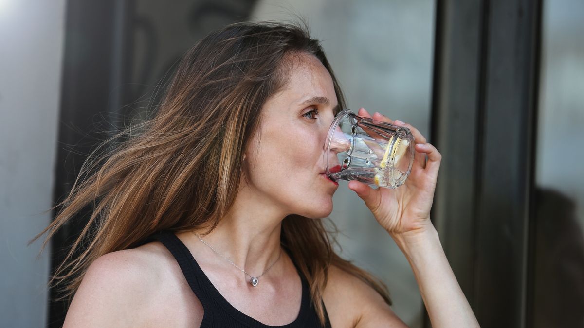 Ciągłe pragnienie i suchość w ustach ostrzegają, że udar jest blisko