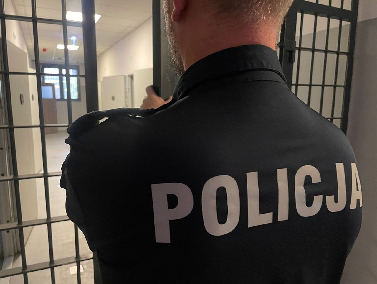 Wezwał policjantów do mieszkania. Zaatakował jednego z nich gazem