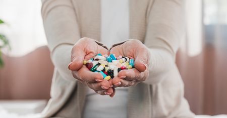 Kupujesz suplement na menopauzę? Analiza 26 preparatów daje do myślenia