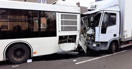 Wypadek na DK94. Dostawczak wjechał na autobus. Kilka osób rannych