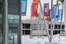 Flagi obok głównej siedziby TVP