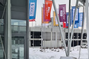 Flagi obok głównej siedziby TVP