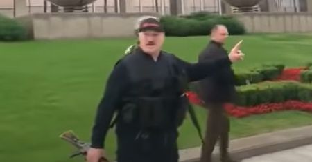 Białoruś. Łukaszenka z karabinem. Stanowcze stanowisko prezydenta