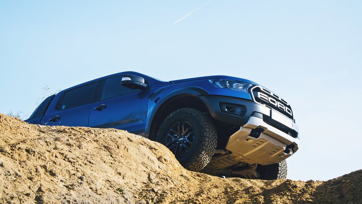 Ford Ranger Raptor jest oferowany z dieslem, ale plotki mówią o potężnej wersji benzynowej.