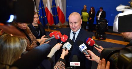 Wiceminister ujawnia: ksiądz dał mi ciastka i zamknął w pokoju