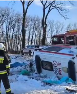 Karetka uderzyła w drzewo. Kierowca nie żyje. Trzy osoby w szpitalu
