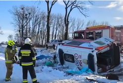 Karetka uderzyła w drzewo. Kierowca nie żyje. Trzy osoby w szpitalu