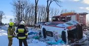 Karetka uderzyła w drzewo. Kierowca nie żyje. Trzy osoby w szpitalu