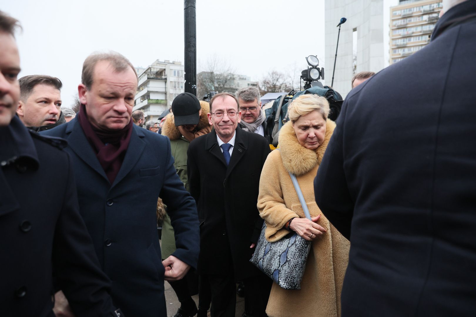 Warszawa, 07.02.2024. Politycy PiS Maciej Wąsik (C-P) i Mariusz Kamiński (C) przed Sejmem w Warszawie, 7 bm. Mariusz Kamiński i Maciej Wąsik zapowiedzieli swój udział w posiedzeniu izby. (sko) PAP/Leszek Szymański