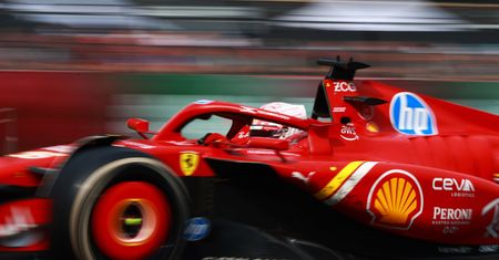 Gdzie dwóch się bije, tam Ferrari korzysta. Scuderia przed szansą na mistrzostwo