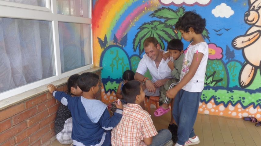 Dzieci pod opieką francuskiego wolontariusza
