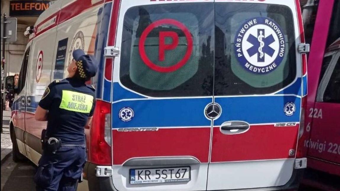 Fragment elewacji zranił 18-latkę w głowę