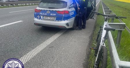 Kupił rower wnukowi i wiózł go na komunię. Popełnił błąd
