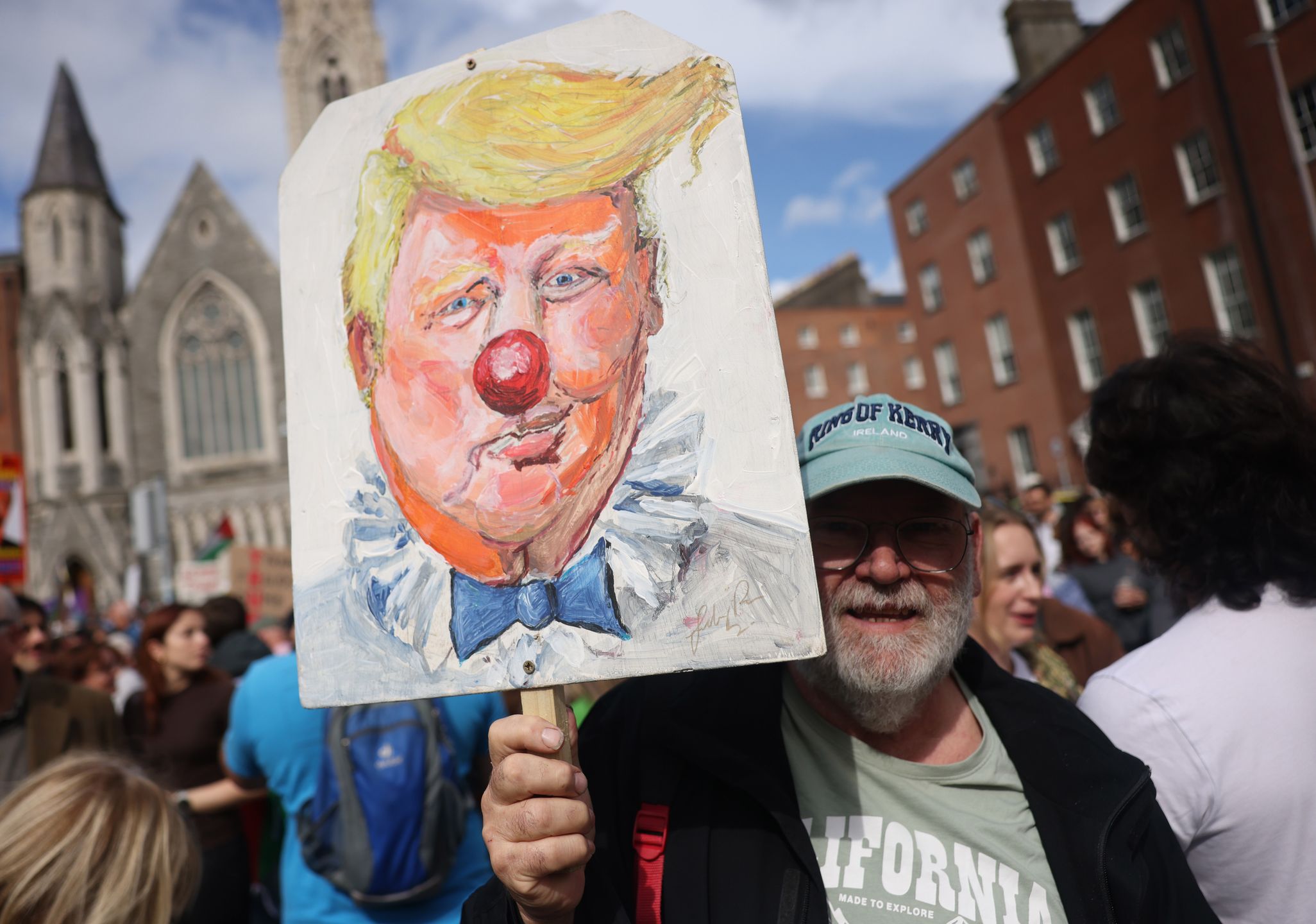 Anti-Trump demonstrators march through Dublin
epa13234239 Anti-Trump demonstrators hold placards as they take part in a protest march against US President Donald Trump, in Dublin, Ireland, 12 September 2026. The US president is on a two-day visit to Ireland, including a visit to his golf course in Doonbeg.  EPA/NEIL HALL 
Dostawca: PAP/EPA.
NEIL HALL
protest, Trump, march, balloon