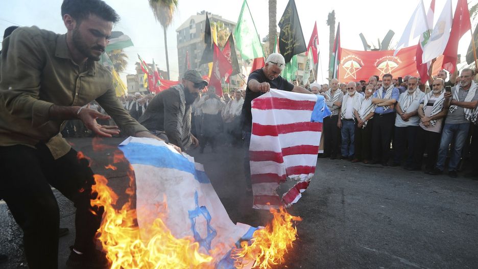 Palestyńscy protestujący spalili flagi Izraela i USA podczas dem