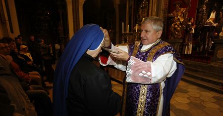 Księża nie podpisali listu poparcia dla biskupa Janiaka. "Bardzo dobrze, że się zbuntowali"