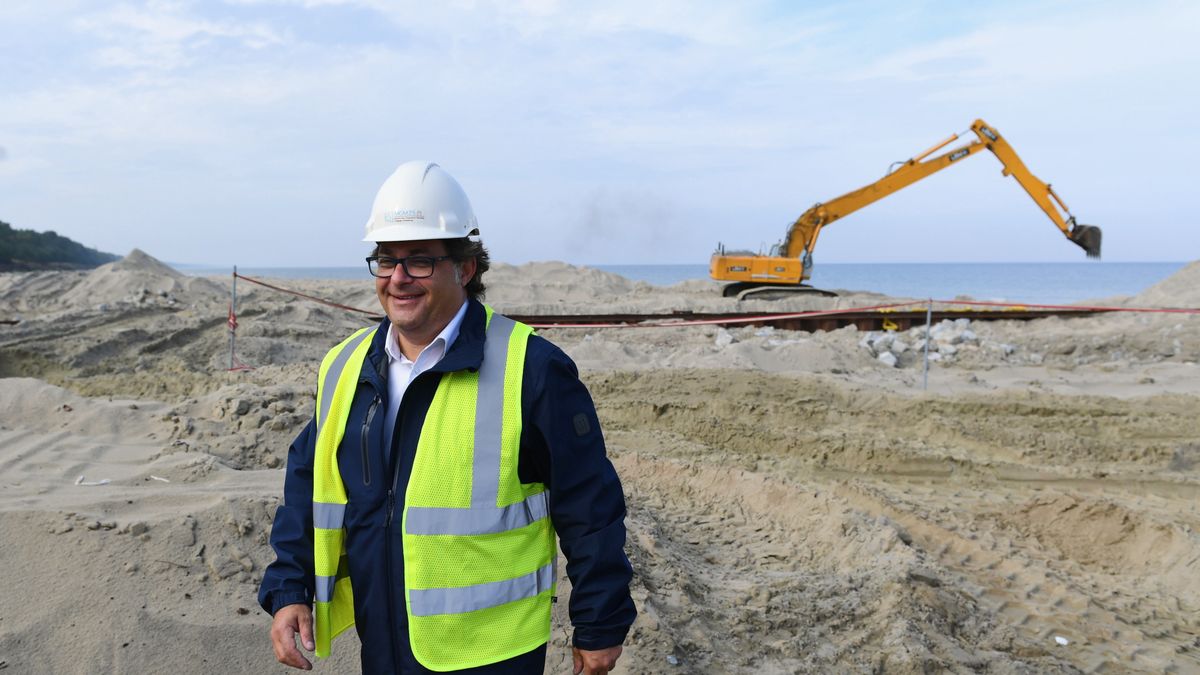 Minister gospodarki morskiej i żeglugi śródlšdowej wmurował kamień węgielny przy podporze mostu północnego na terenie budowy przekopu Mierzei Wiślanej.