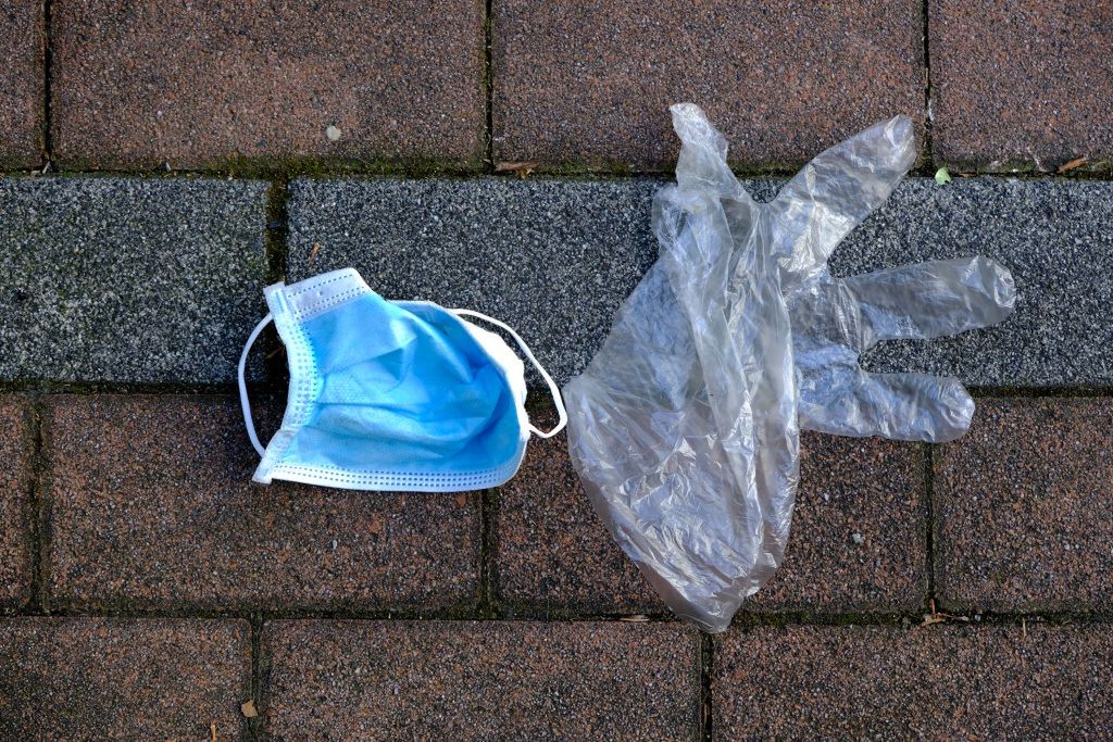 Maseczkowi sceptycy. Wirusolog i psycholog komentują argumenty Polaków, którzy unikają zasłaniania ust i nosa