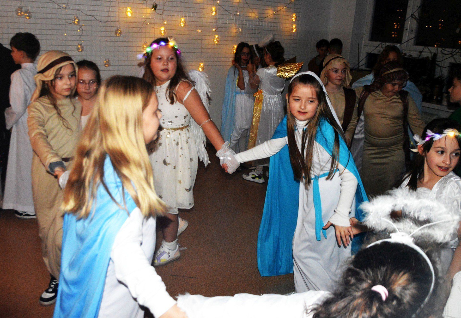 Dzieci świetnie bawiły się podczas czwartkowego &#34;Balu Wszystkich Świętych&#34; w Suchedniowie.