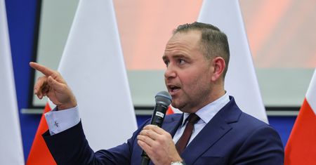 Radził Nawrockiemu, by "wymierzył prawy prosty". Ksiądz się tłumaczy