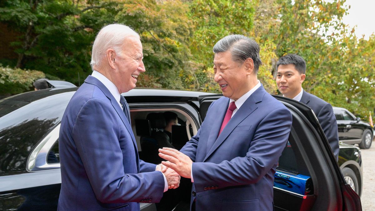 Chinese President Xi meets US President Biden
epa10977855 US President Joe Biden (L) escorts Chinese President Xi Jinping to his car to bid farewell after their talks in the Filoli Estate in Woodside, south of San Francisco, California, USA, 15 November 2023 (issued 16 November 2023). Chinese President Xi and US President Biden on 15 November, had an in-depth exchange of views on strategic and overarching issues critical to the direction of China-US relations and on major issues affecting world peace and development.  EPA/XINHUA / LI XUEREN CHINA OUT / UK AND IRELAND OUT  /       MANDATORY CREDIT  EDITORIAL USE ONLY  EDITORIAL USE ONLY 
Dostawca: PAP/EPA.
XINHUA / LI XUEREN