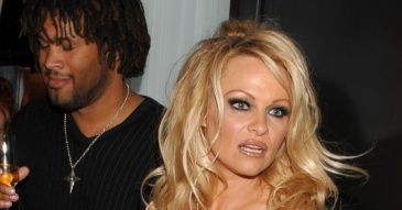 Co czyta Pamela Anderson?!