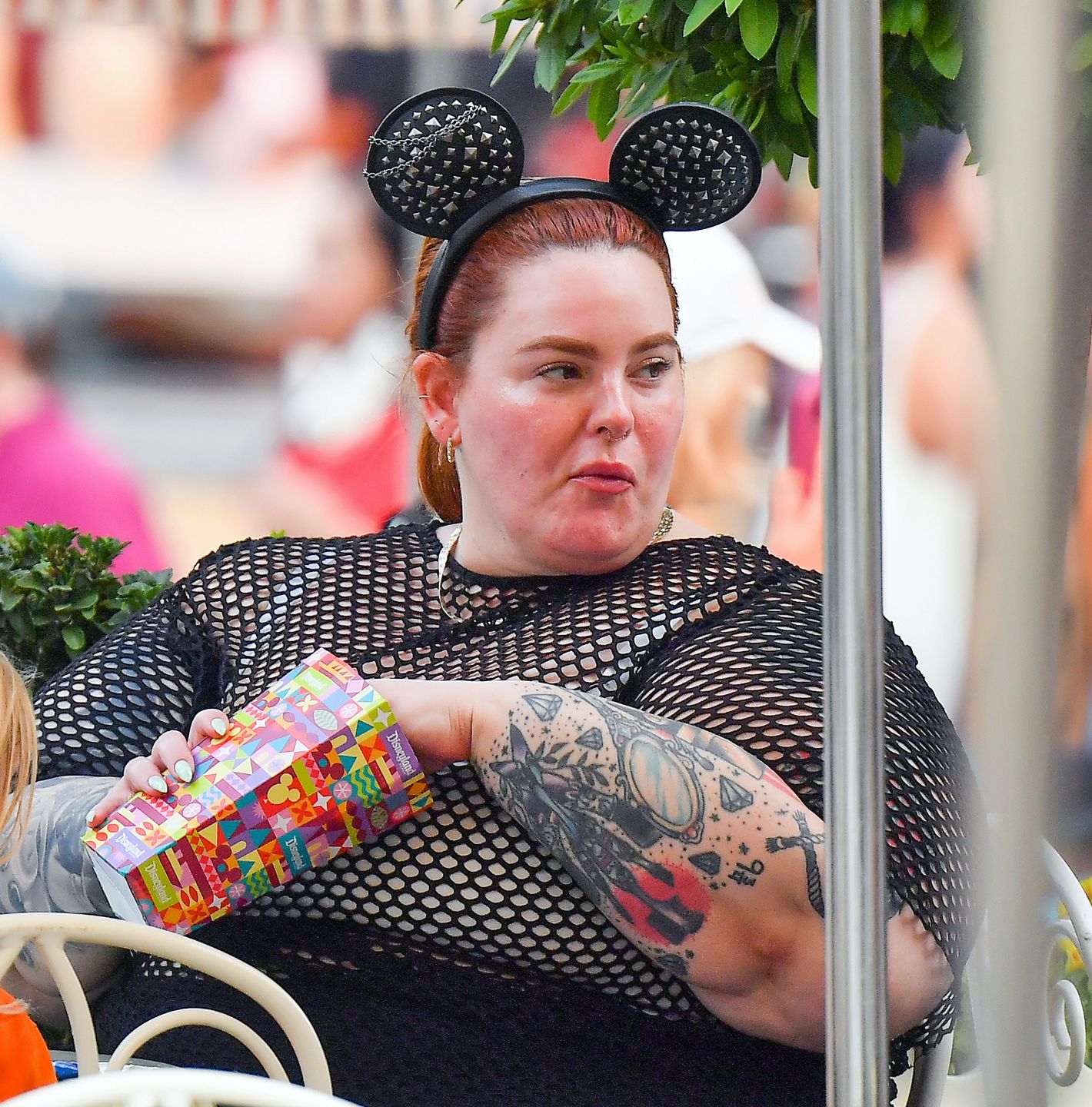 Przebrana za Myszkę Miki Tess Holliday delektuje się lodami w Disneylandzie