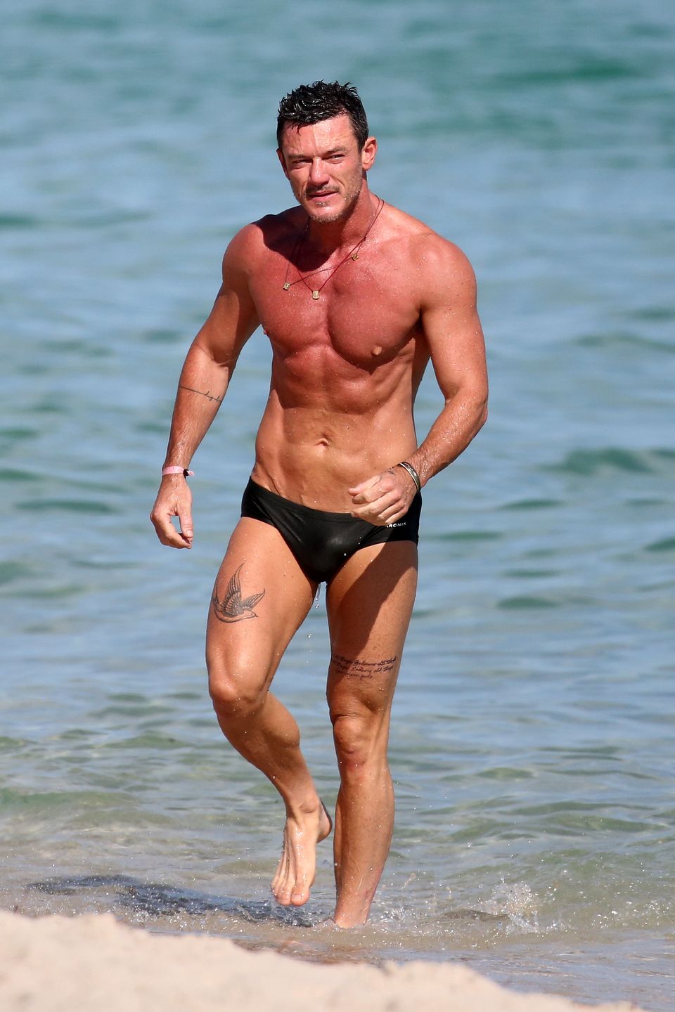 Umięśniony Luke Evans dokazuje na plaży