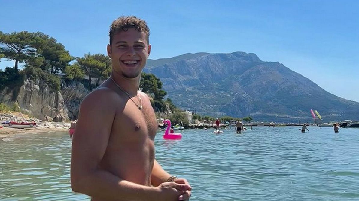 Adam Zdrójkowski... ogolił pachy. Wielkie poruszenie internautów