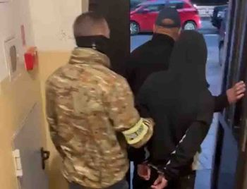 Warszawa: Zgwałcił młodego chłopaka wracającego z dyskoteki. Biło go, wbijał palce w oczy. Ofiara ciężko ranna