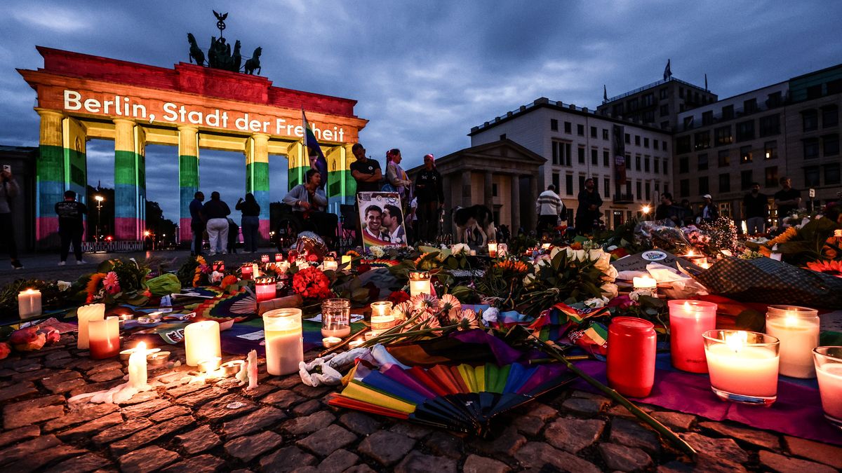 Candles and flowers lie in front of the Brandenburg Gate near the scene where a vehicle was driven into a crowd beside the Christopher Street Day (CSD) parade route in Berlin, Germany, 26 July 2026. German Interior Minister Alexander Dobrindt said the 25 July vehicle ramming, which killed one person and injured 29 others, is being investigated as a terrorist attack. EPA/FILIP SINGER Dostawca: PAP/EPA.