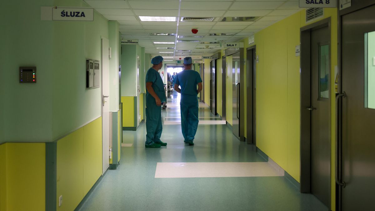Mazowiecki Szpital Bródnowski
Warszawa, 05.08.2025. Mazowiecki Szpital Bródnowski, 5 bm. w Warszawie.
(awol) PAP/Albert Zawada
Albert Zawada
chirurdzy, chirurg, choroba, kompleks szpitalny, korytarz szpitalny, leczenie, lekarz, medycyna, ochrona zdrowia, pacjenci, pacjent, personel medyczny, placówka medyczna, pnp, pnp foto, służba zdrowia, szpital, ul. Kondratowicza 8