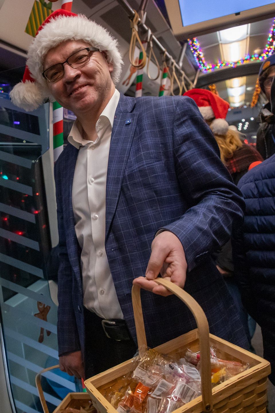 Świąteczny tramwaj wyruszył na toruńskie torowiska. Tak było podczas inauguracyjnego przejazdu