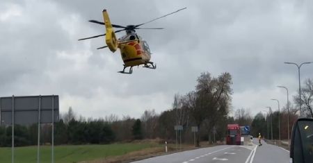 Wymuszenie pierwszeństwa na skrzyżowaniu. Po zderzeniu aut trzy osoby trafiły do szpitala