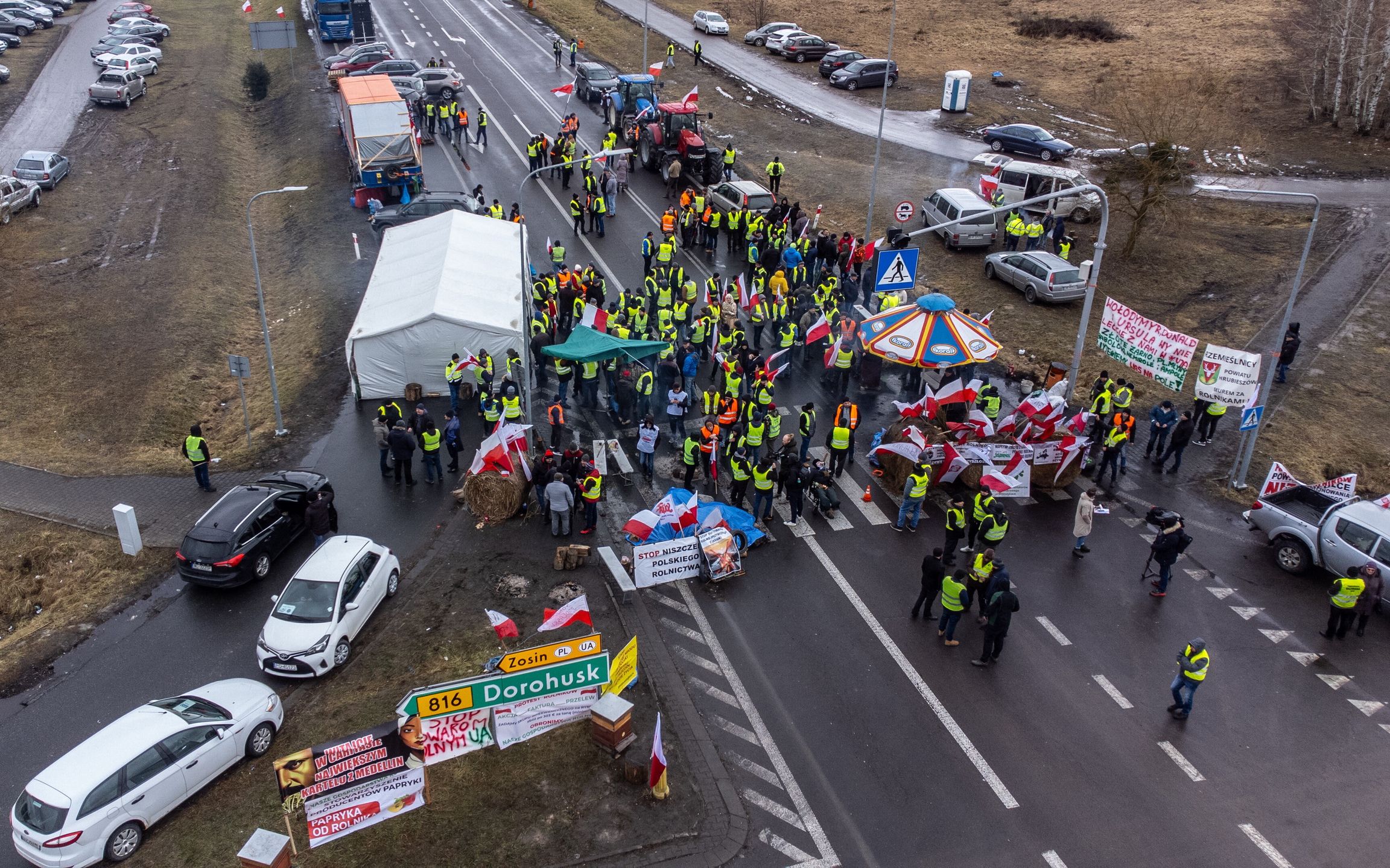 Dorohusk, 20.02.2024. Na zdjęciu z drona protest rolników przed polsko-ukraińskim przejściem granicznym w Dorohusku, 20 bm. Rolnicy z całej Polski kontynuują protesty. Ich powodem jest m.in. niedawna decyzja Komisji Europejskiej o przedłużeniu bezcłowego handlu z Ukrainą do 2025 roku, a także sprzeciw wobec prowadzonej przez Unię Europejską polityki Zielonego Ładu. (mr) PAP/Wojtek Jargiło