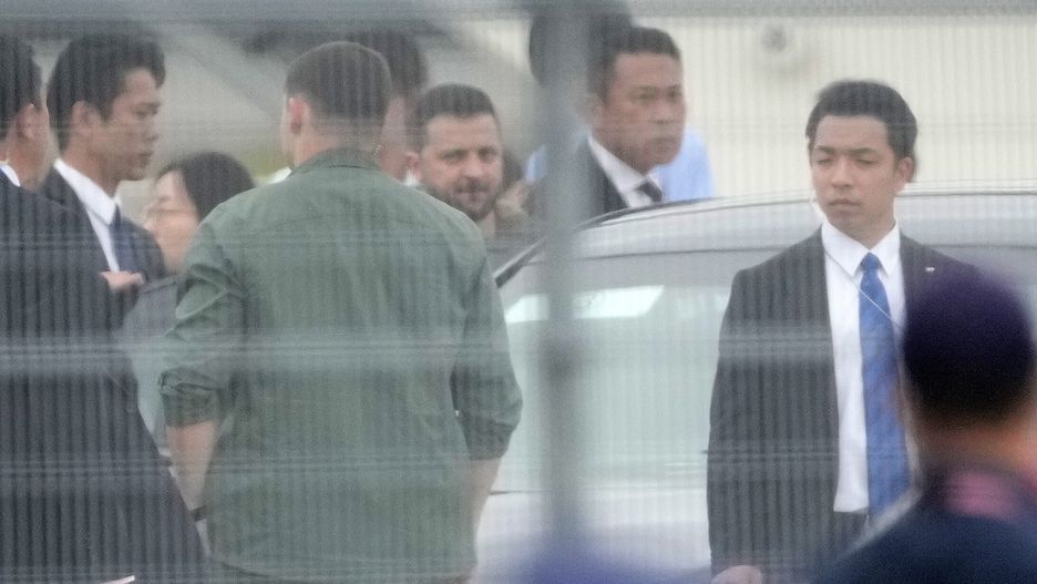 Ukrainian President Volodymyr Zelensky to attend G7 Hiroshima Summit
epa10639958 Ukrainian President Volodymyr Zelensky (C) is seen through a fence as he arrives at the Hiroshima airport to attend the G7 Hiroshima Summit in Hiroshima, Japan, 20 May 2023. The G7 Hiroshima Summit will be held from 19 to 21 May 2023.  EPA/FRANCK ROBICHON 
Dostawca: PAP/EPA.
FRANCK ROBICHON