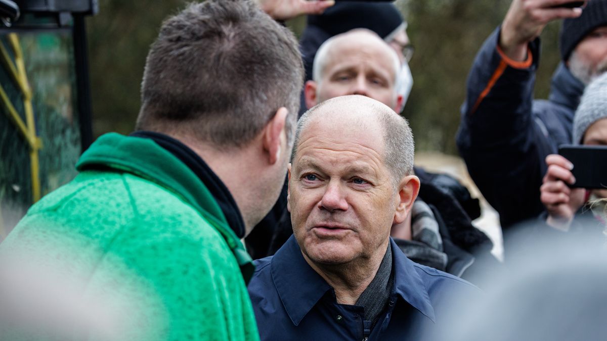 SANGERHAUSEN, GERMANY - JANUARY 4: German Chancellor Olaf Scholz speaks with volunteers and rescue workers during a visit to the flood endangered community of Oberröblingen an der Helme on January 4, 2024 in Sangerhausen, Germany. Communities in Saxony-Anhalt and Lower Saxony are preparing for a possible increase in flooding from swollen rivers as more rain is forecast for this week. (Photo: Jens Schlueter/Getty Images)